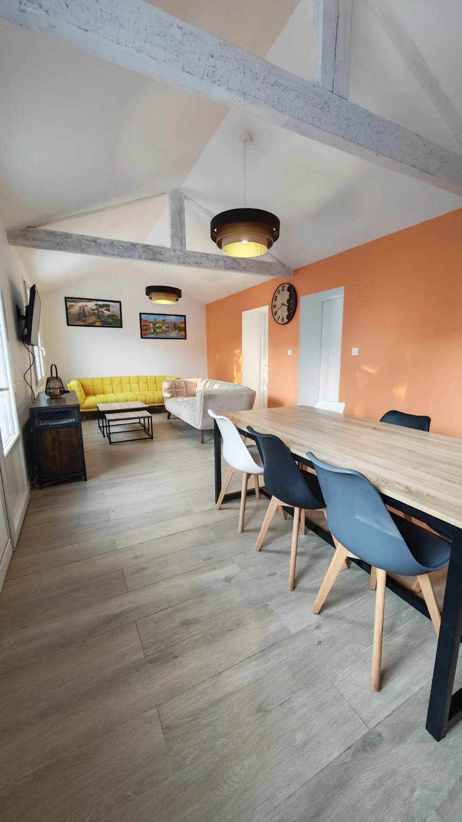 Salon avec télévision écran plat et Wifi